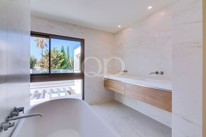 Image No.44-5 Bed House for sale