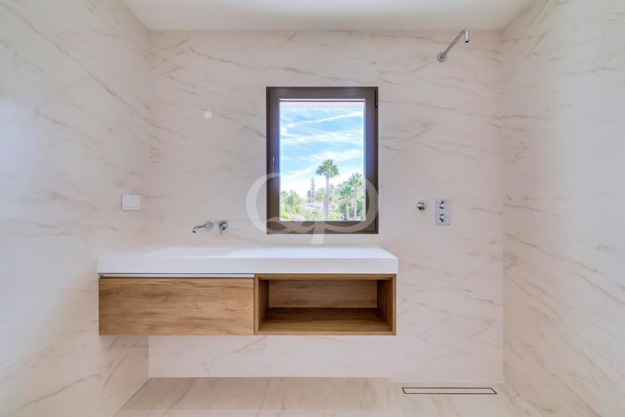 Image No.45-5 Bed House for sale