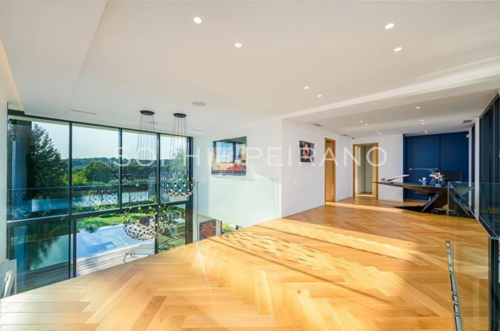 Image No.8-6 Bed House for sale