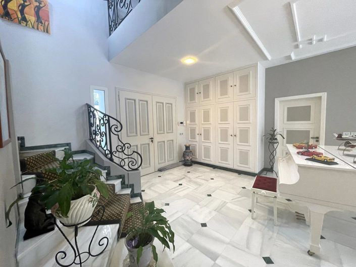 Image No.7-5 Bed House for sale