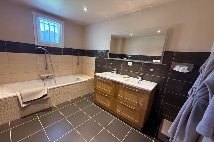 Image No.10-4 Bed House for sale