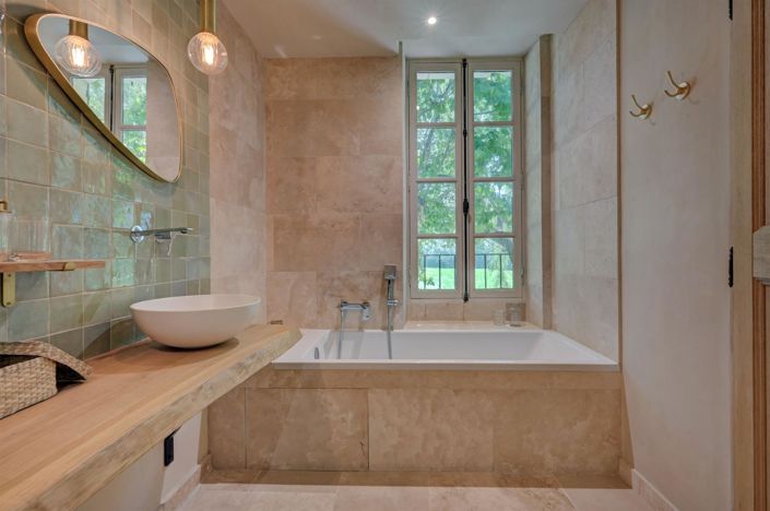 Image No.17-7 Bed Property for sale