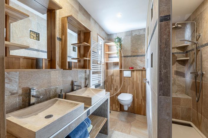 Image No.8-12 Bed House for sale