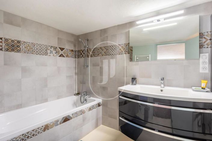 Image No.12-3 Bed House for sale