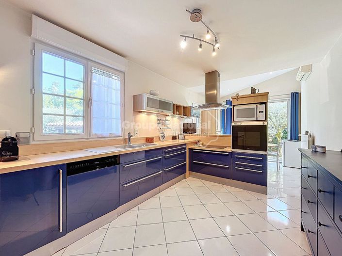 Image No.12-5 Bed Property for sale