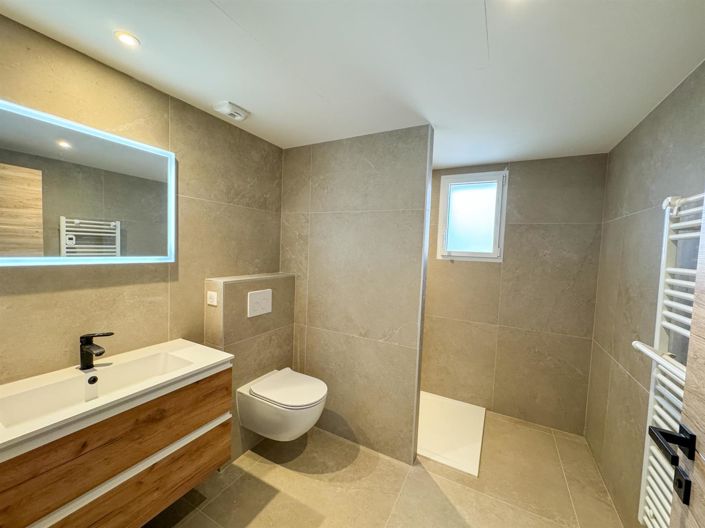 Image No.8-4 Bed House for sale