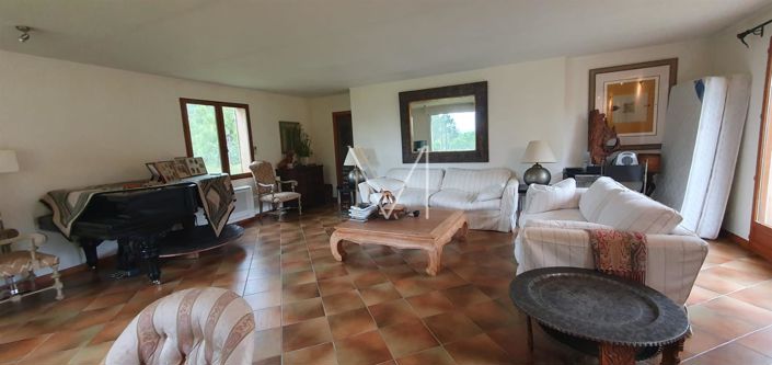 Image No.8-5 Bed House for sale