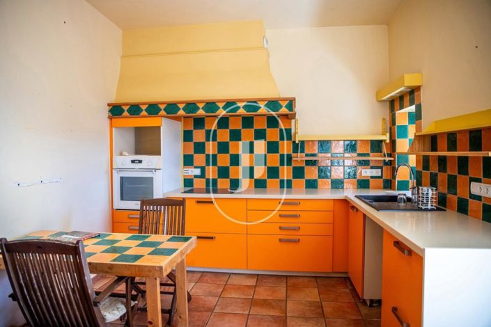 Image No.8-8 Bed House for sale