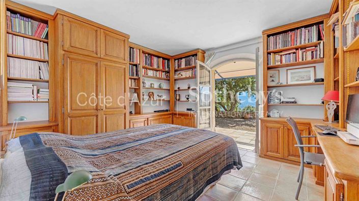 Image No.12-7 Bed Property for sale