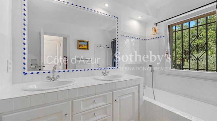 Image No.14-7 Bed Property for sale