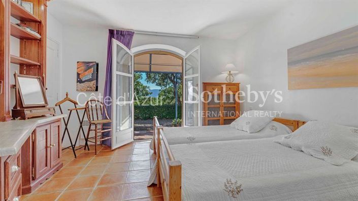 Image No.15-7 Bed Property for sale