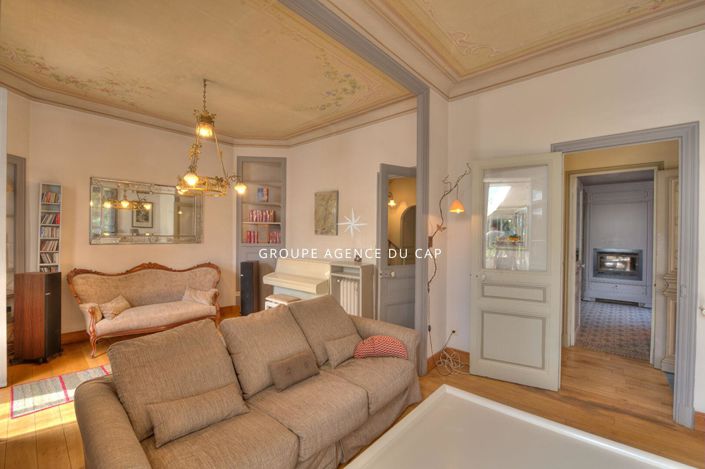 Image No.8-5 Bed House for sale