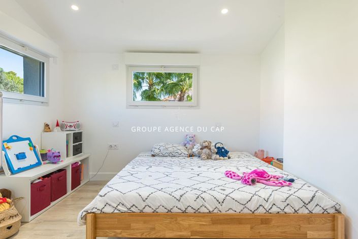 Image No.7-6 Bed House for sale