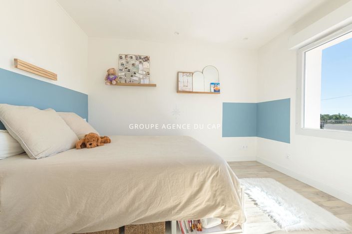 Image No.8-6 Bed House for sale