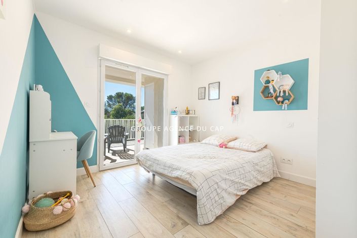 Image No.9-6 Bed House for sale