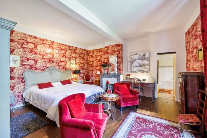 Image No.31-10 Bed House for sale