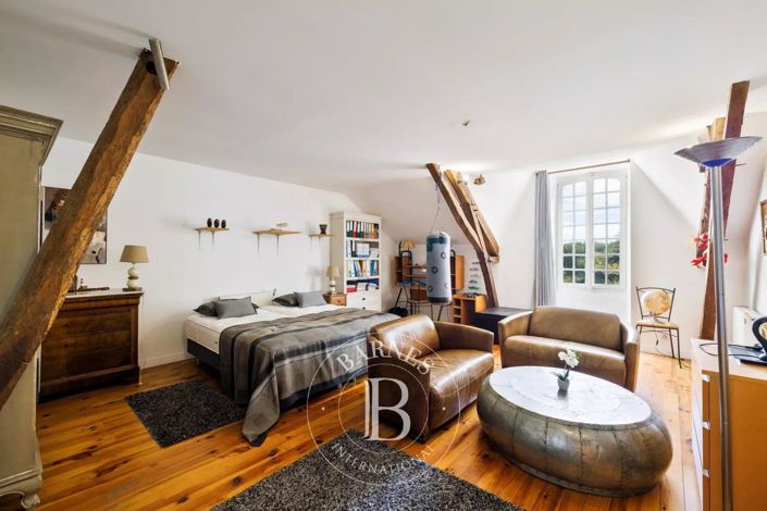 Image No.33-10 Bed House for sale