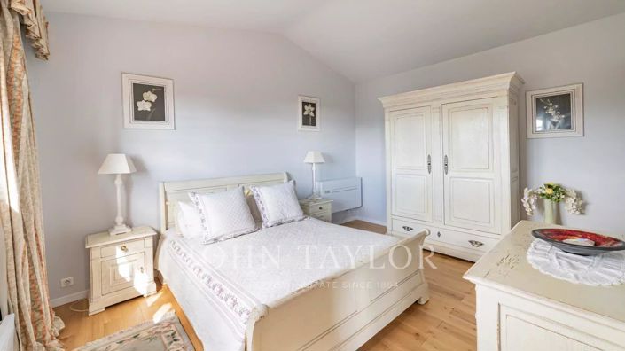 Image No.16-6 Bed House for sale