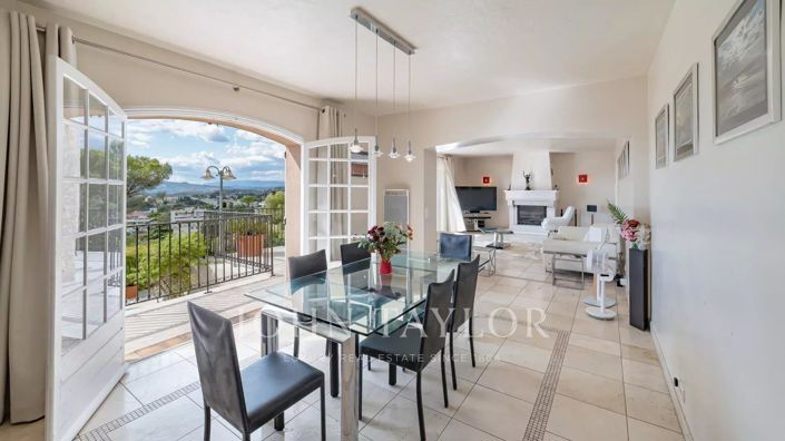 Image No.8-6 Bed House for sale