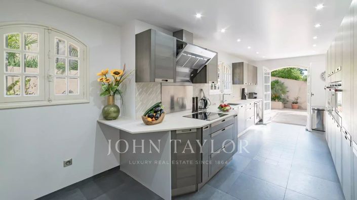 Image No.9-6 Bed House for sale