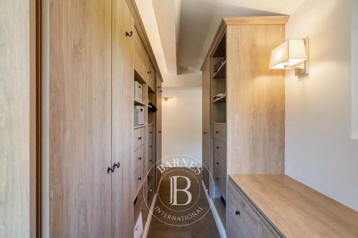 Image No.42-6 Bed House for sale