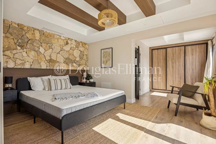 Image No.8-4 Bed House for sale