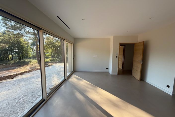 Image No.8-4 Bed House for sale