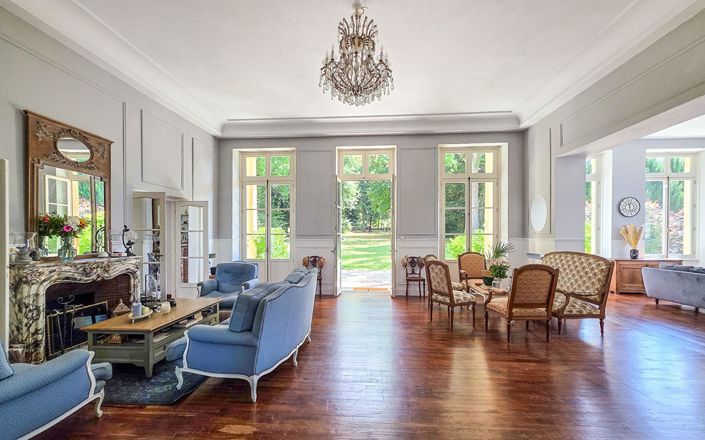 Image No.12-6 Bed Property for sale