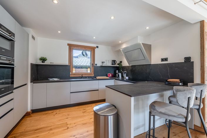 Image No.6-5 Bed House for sale