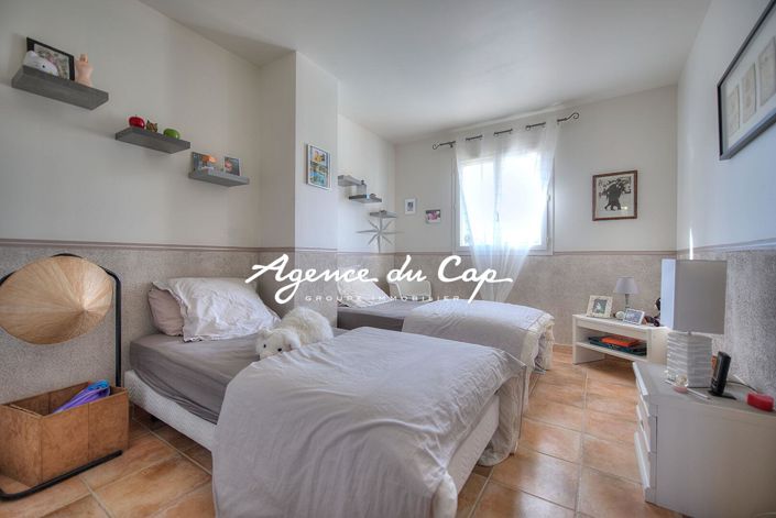 Image No.8-3 Bed House for sale