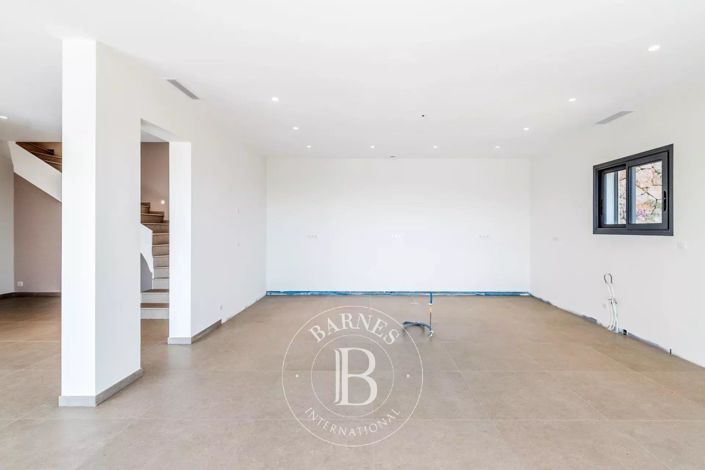 Image No.10-4 Bed House for sale