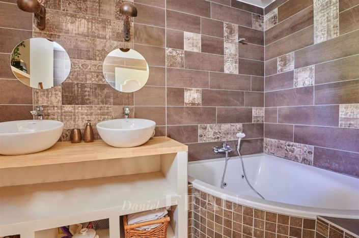 Image No.17-5 Bed House for sale