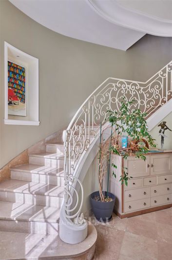 Image No.8-5 Bed House for sale