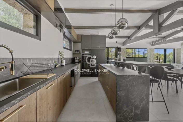 Image No.8-5 Bed House for sale