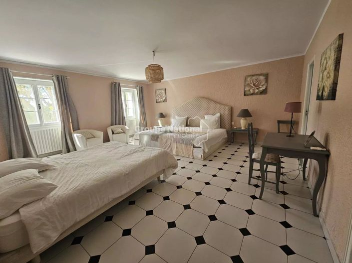 Image No.9-6 Bed House for sale