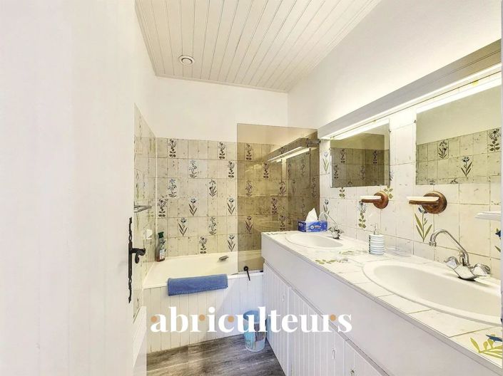 Image No.10-3 Bed House for sale