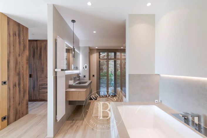 Image No.17-5 Bed House for sale