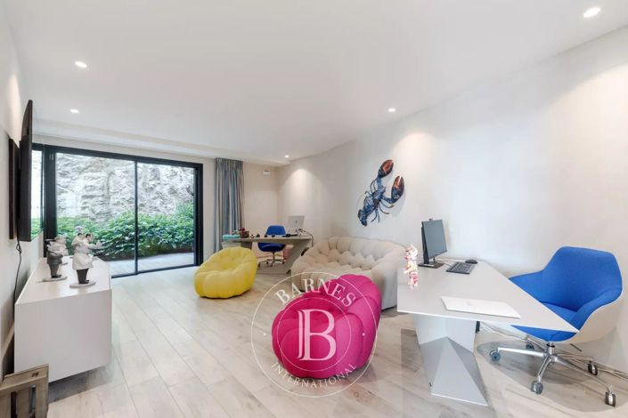 Image No.20-5 Bed House for sale