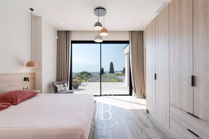 Image No.21-5 Bed House for sale