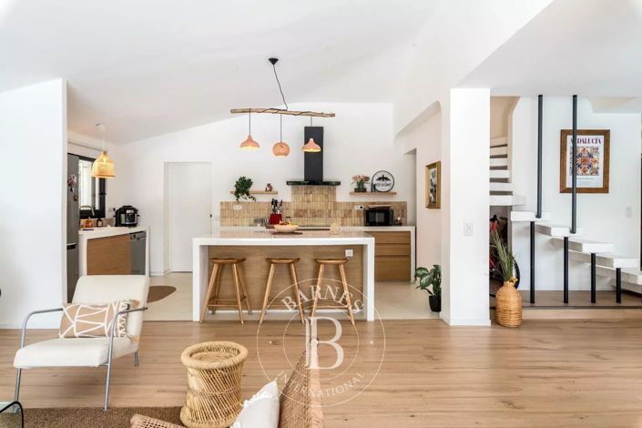 Image No.8-4 Bed House for sale