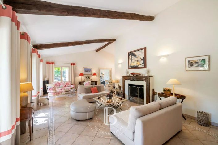 Image No.8-7 Bed House for sale