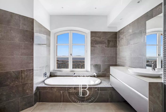 Image No.15-7 Bed House for sale