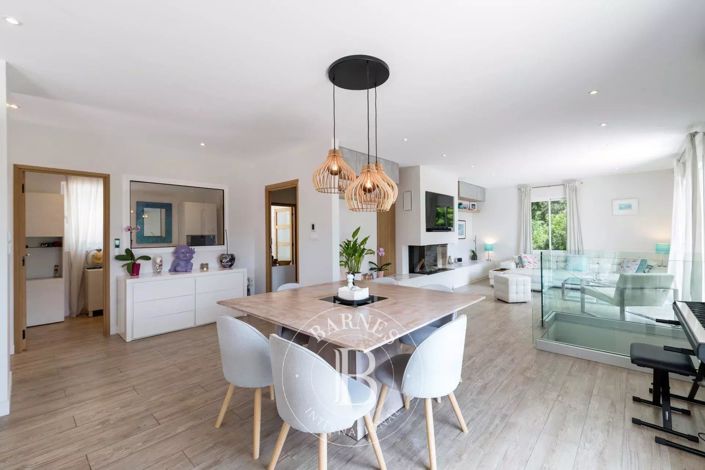 Image No.10-6 Bed House for sale