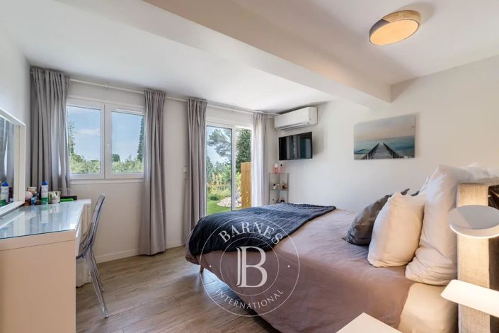 Image No.16-6 Bed House for sale