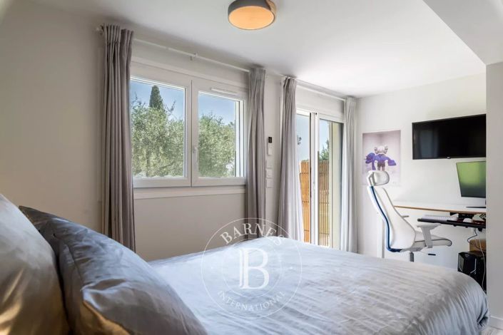 Image No.17-6 Bed House for sale