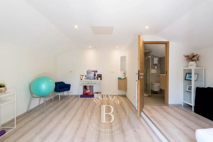 Image No.18-6 Bed House for sale