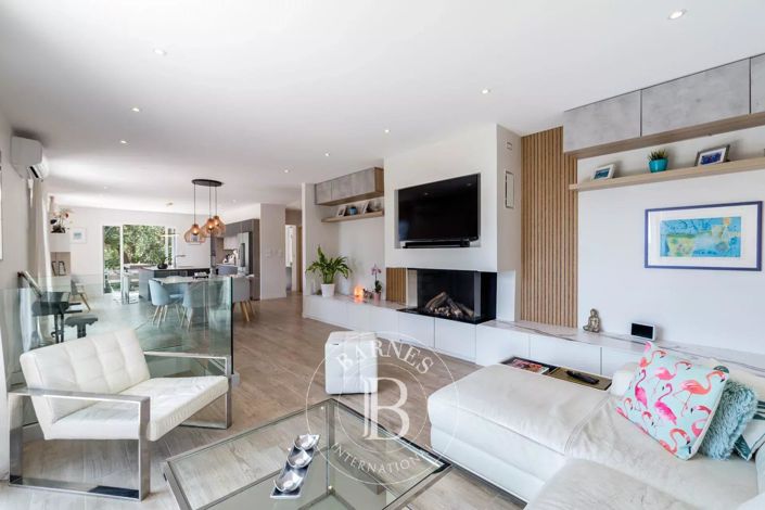 Image No.8-6 Bed House for sale