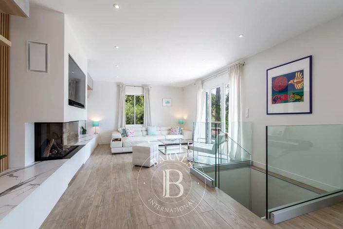 Image No.9-6 Bed House for sale