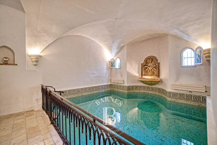 Image No.6-10 Bed House for sale