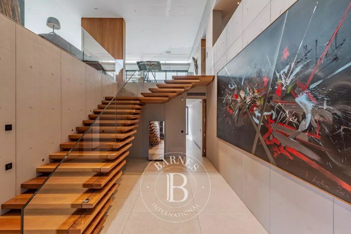 Image No.17-6 Bed House for sale